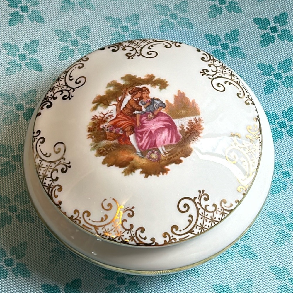 🔥🔥Limoge Tinket box. White with gold trim. Victorian scene